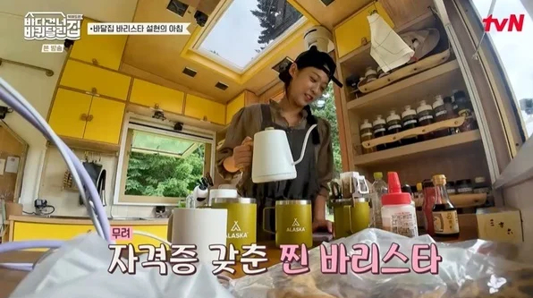 노란 수영복에 섹시한 몸매 어필하는 존예 처자