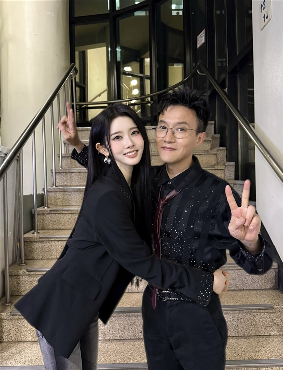 노란 수영복에 섹시한 몸매 어필하는 존예 처자