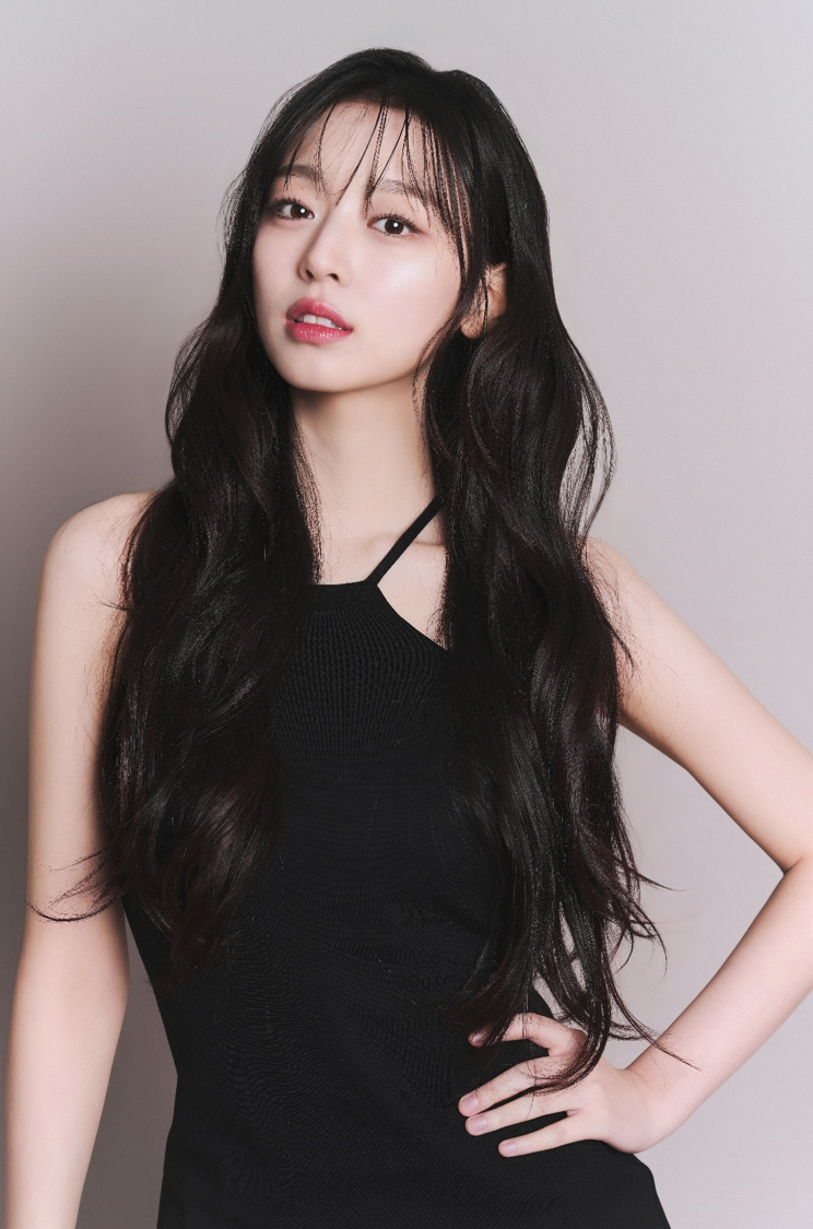 노란 수영복에 섹시한 몸매 어필하는 존예 처자