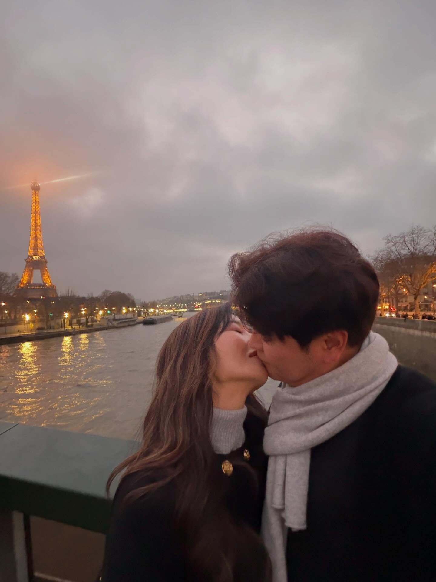 노란 수영복에 섹시한 몸매 어필하는 존예 처자