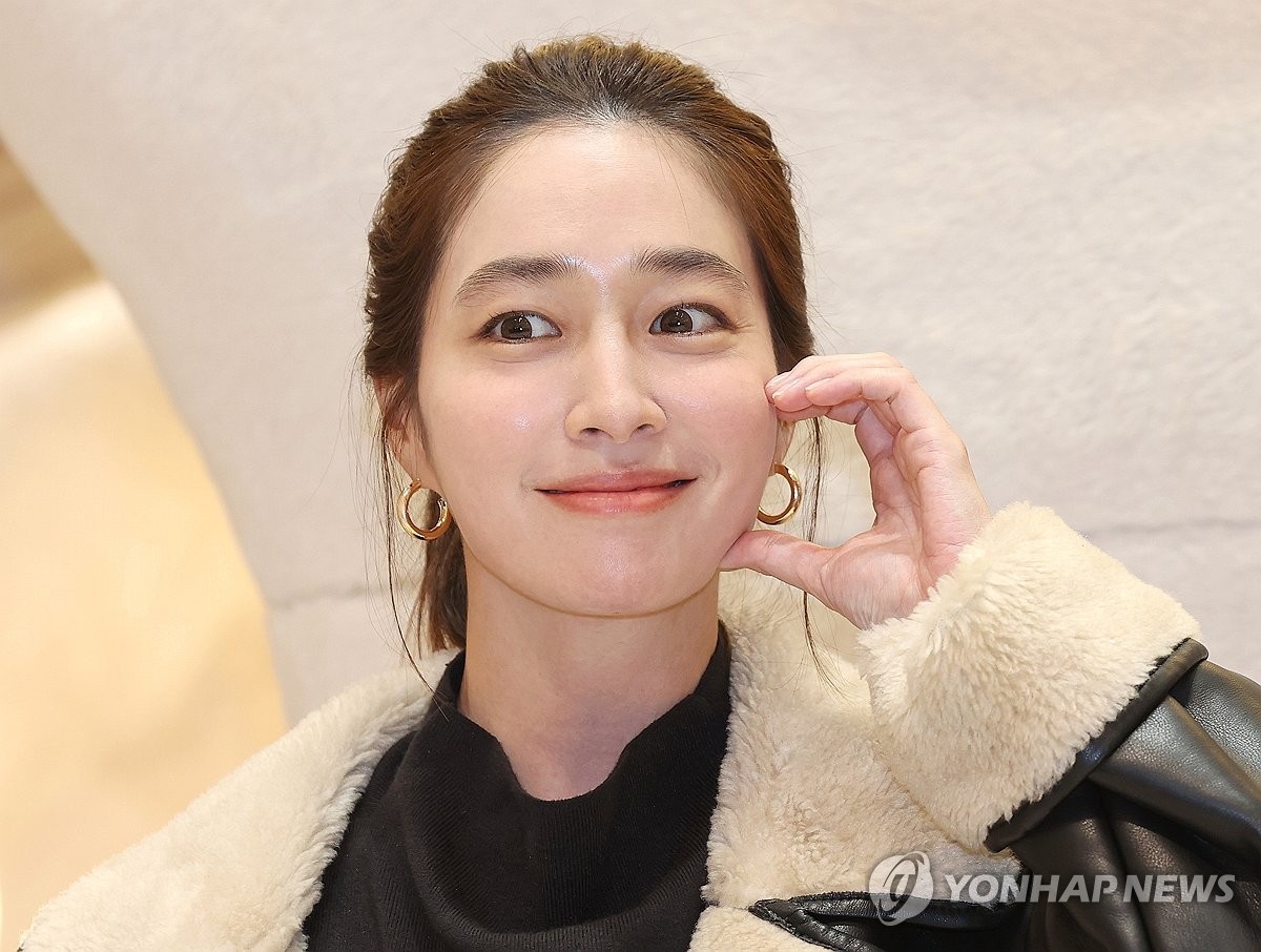 노란 수영복에 섹시한 몸매 어필하는 존예 처자