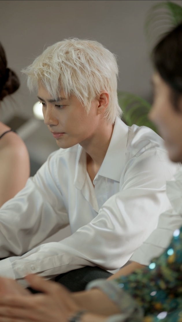 노란 수영복에 섹시한 몸매 어필하는 존예 처자