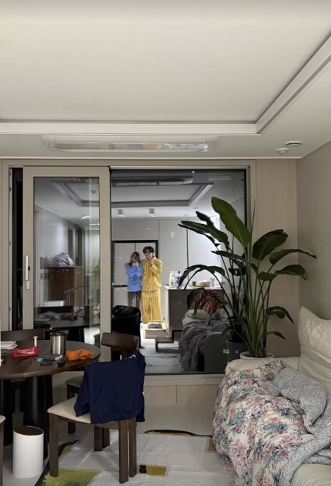 노란 수영복에 섹시한 몸매 어필하는 존예 처자