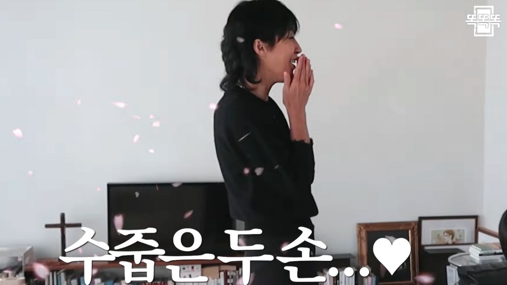 노란 수영복에 섹시한 몸매 어필하는 존예 처자