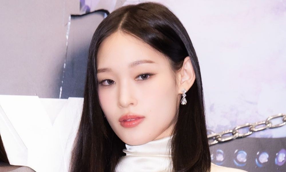 노란 수영복에 섹시한 몸매 어필하는 존예 처자