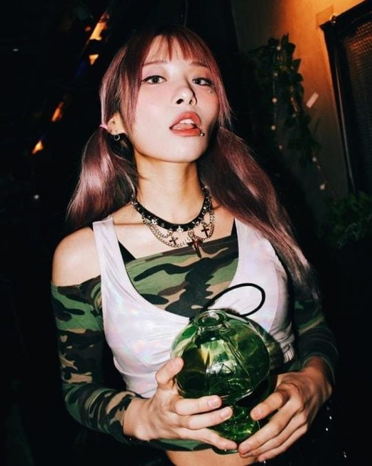 노란 수영복에 섹시한 몸매 어필하는 존예 처자