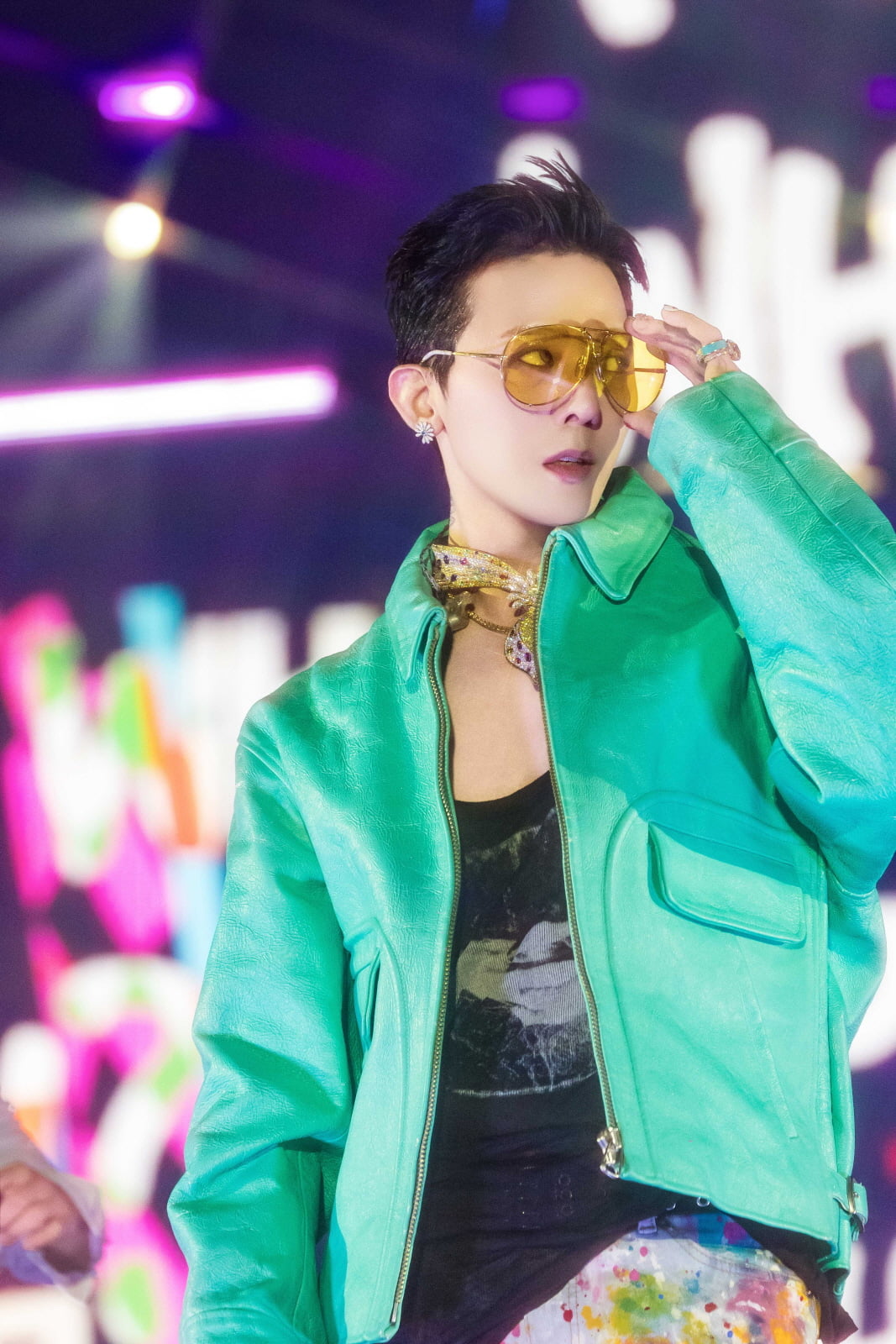 노란 수영복에 섹시한 몸매 어필하는 존예 처자