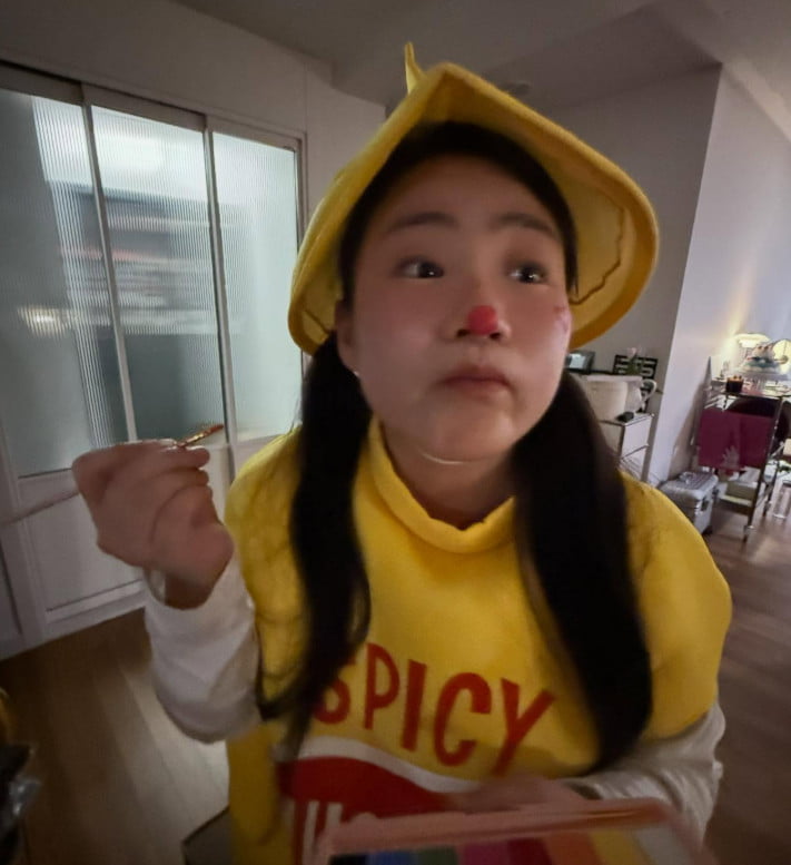 노란 수영복에 섹시한 몸매 어필하는 존예 처자