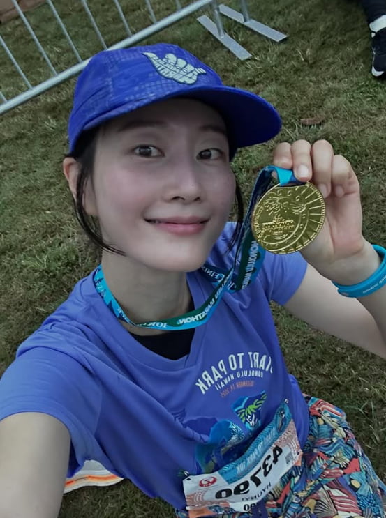 노란 수영복에 섹시한 몸매 어필하는 존예 처자