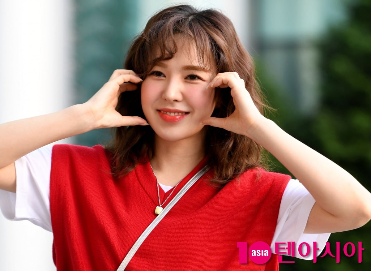 노란 수영복에 섹시한 몸매 어필하는 존예 처자