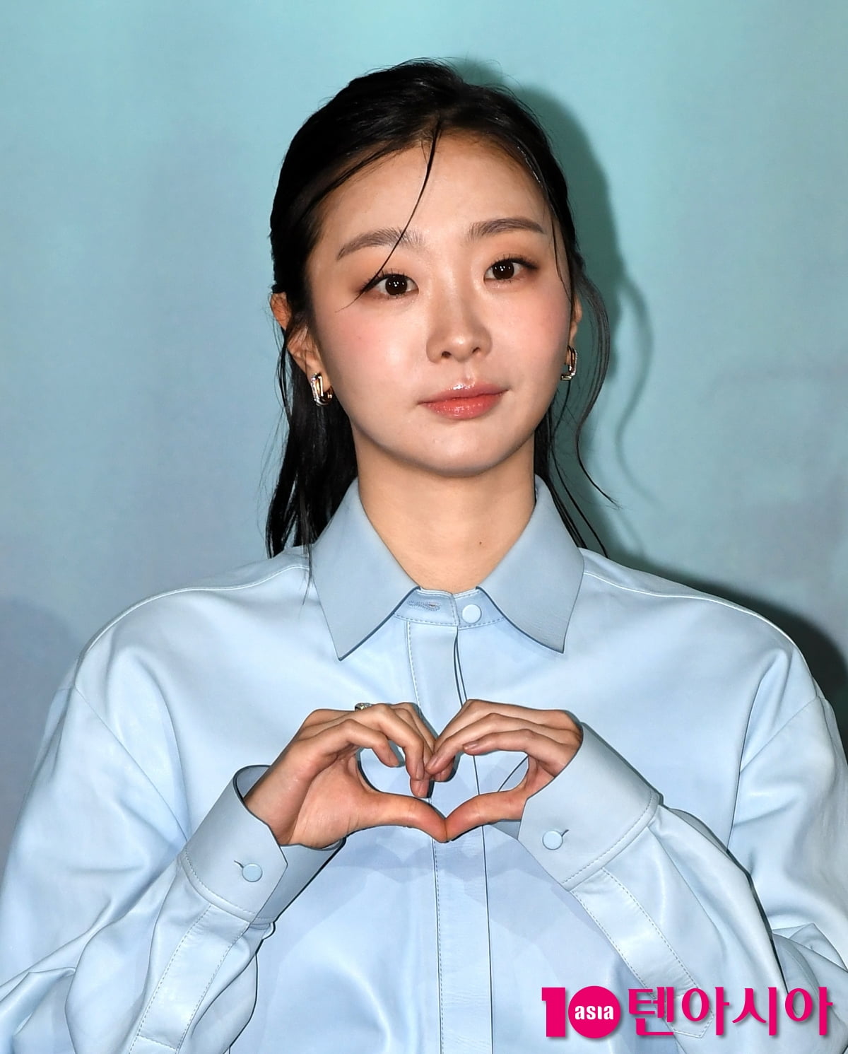 노란 수영복에 섹시한 몸매 어필하는 존예 처자