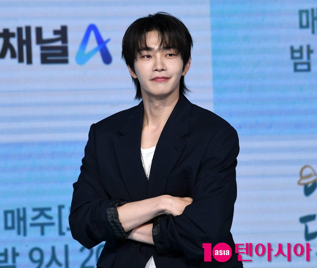 노란 수영복에 섹시한 몸매 어필하는 존예 처자