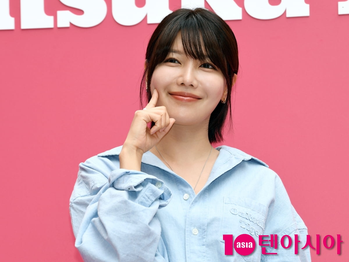 노란 수영복에 섹시한 몸매 어필하는 존예 처자