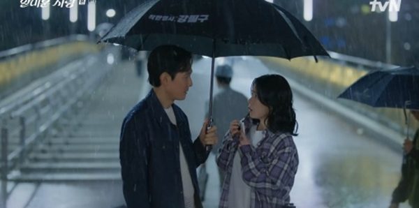 노란 수영복에 섹시한 몸매 어필하는 존예 처자