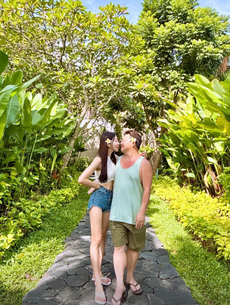 노란 수영복에 섹시한 몸매 어필하는 존예 처자