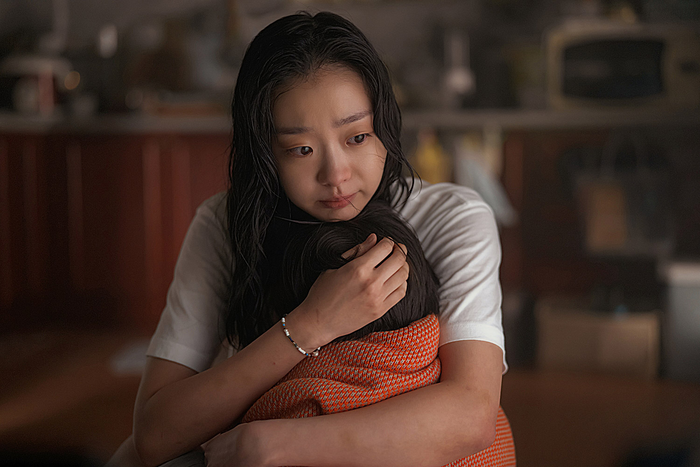 노란 수영복에 섹시한 몸매 어필하는 존예 처자