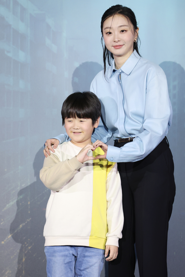 노란 수영복에 섹시한 몸매 어필하는 존예 처자