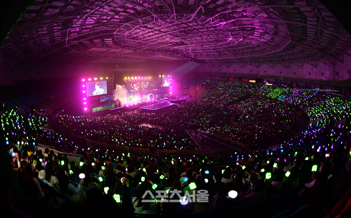 노란 수영복에 섹시한 몸매 어필하는 존예 처자