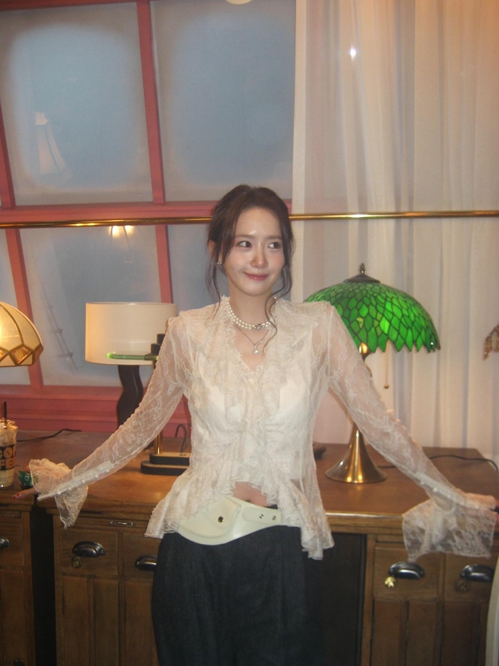 노란 수영복에 섹시한 몸매 어필하는 존예 처자