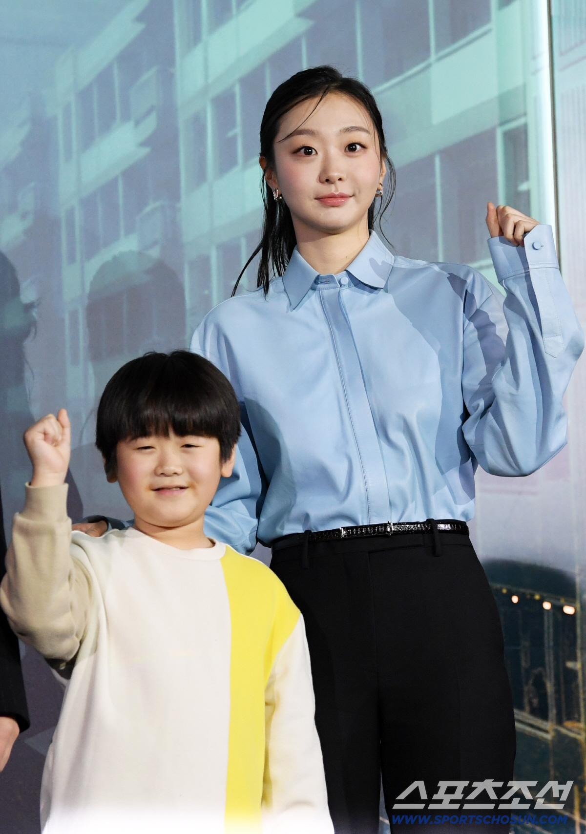 노란 수영복에 섹시한 몸매 어필하는 존예 처자