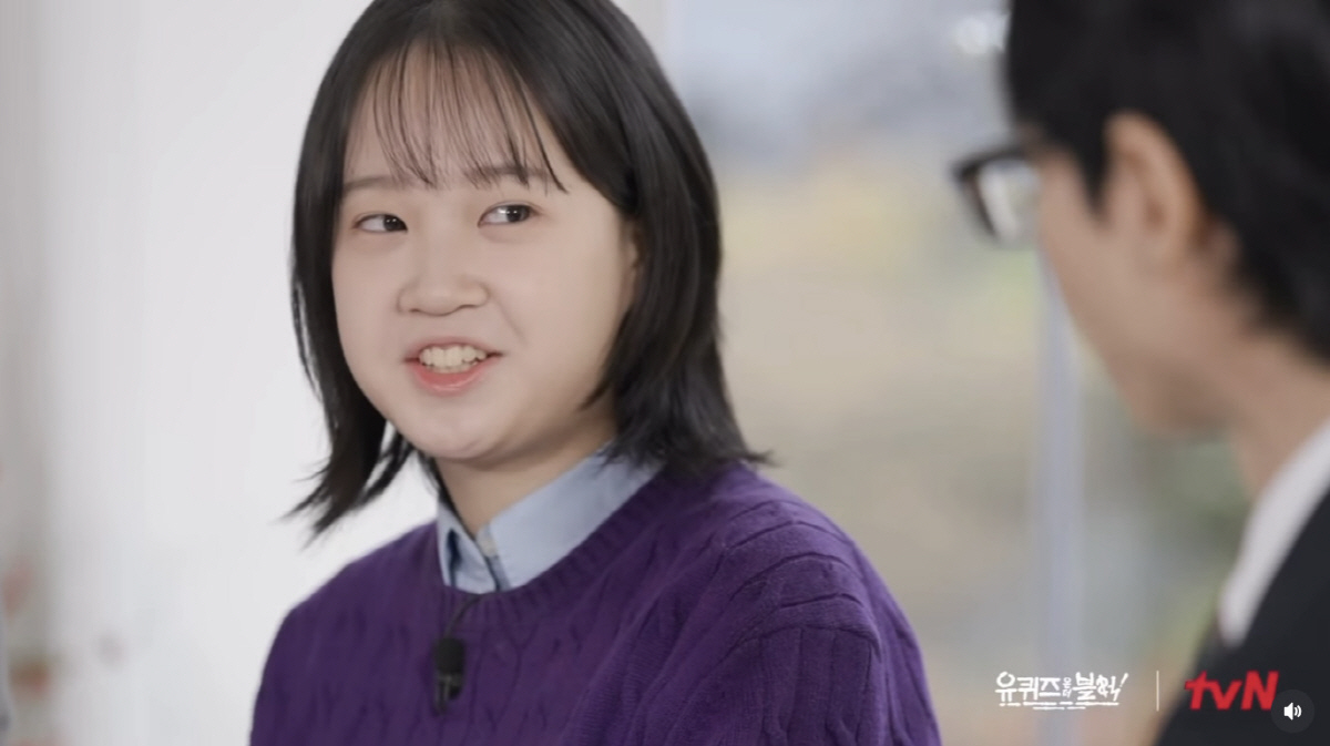 노란 수영복에 섹시한 몸매 어필하는 존예 처자