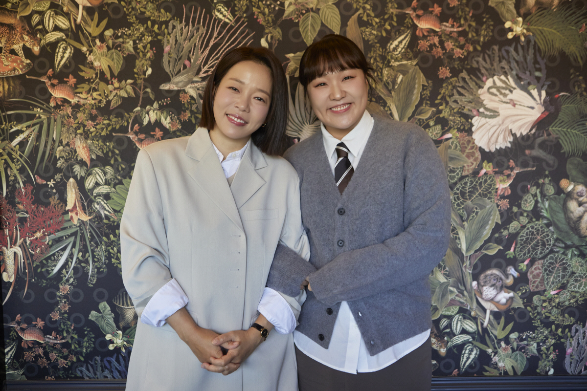 노란 수영복에 섹시한 몸매 어필하는 존예 처자