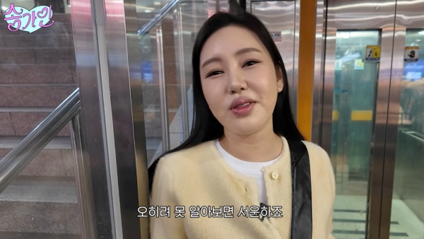 노란 수영복에 섹시한 몸매 어필하는 존예 처자