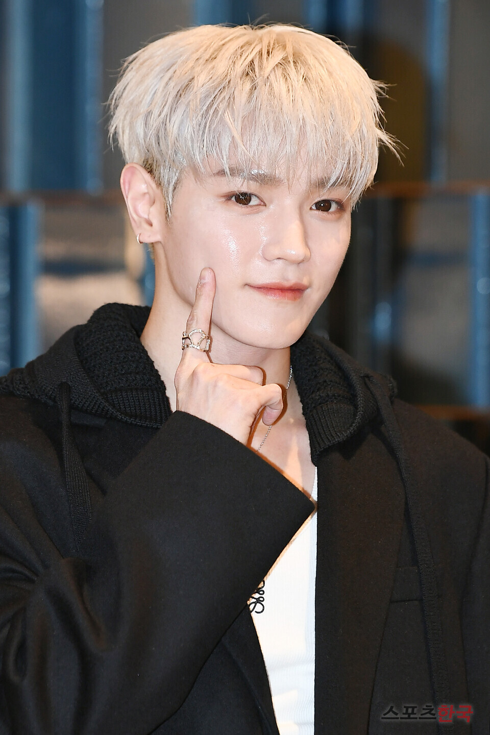 노란 수영복에 섹시한 몸매 어필하는 존예 처자