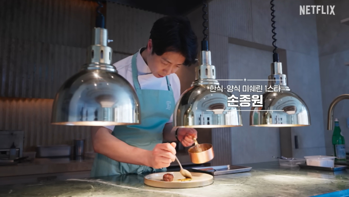 노란 수영복에 섹시한 몸매 어필하는 존예 처자