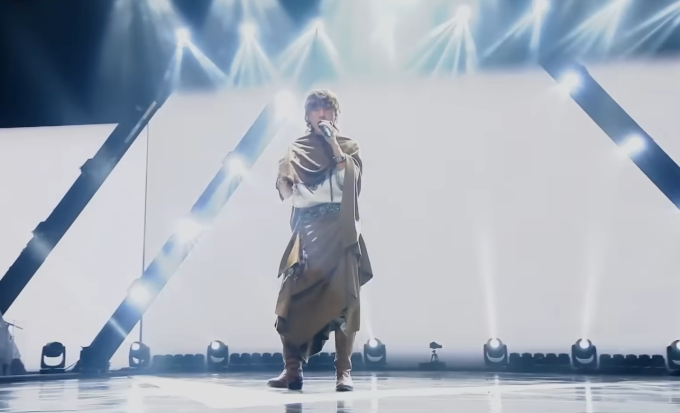 노란 수영복에 섹시한 몸매 어필하는 존예 처자