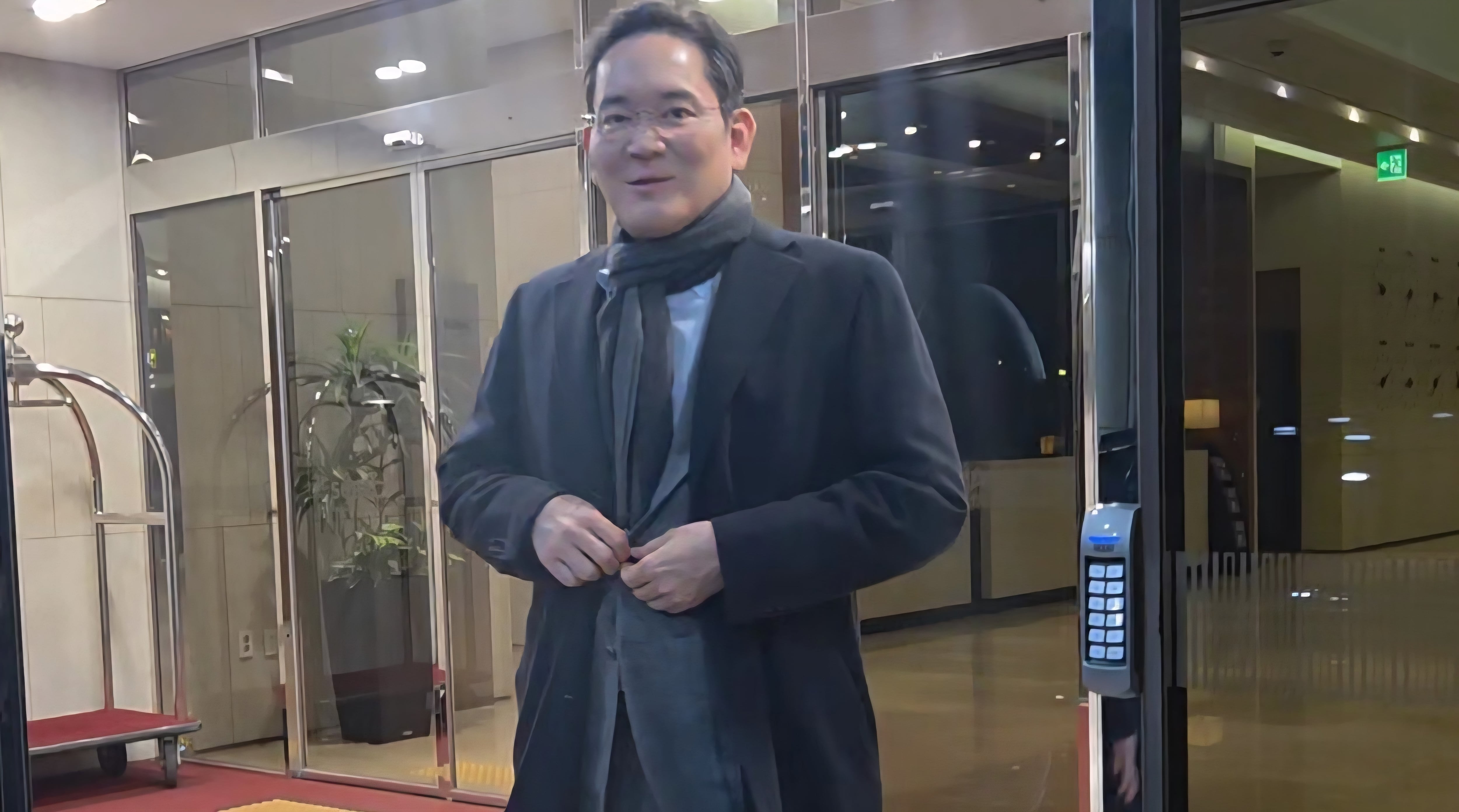 노란 수영복에 섹시한 몸매 어필하는 존예 처자