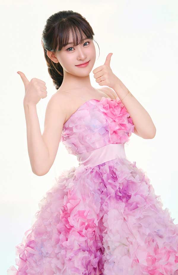 노란 수영복에 섹시한 몸매 어필하는 존예 처자