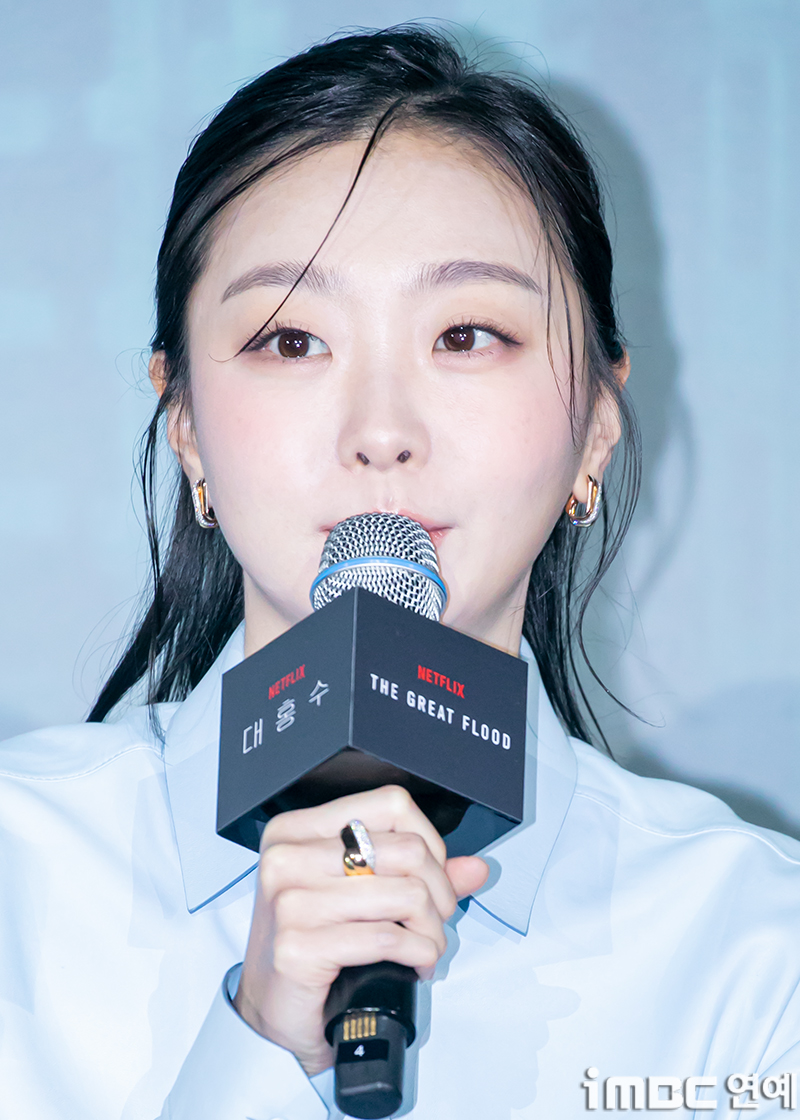 노란 수영복에 섹시한 몸매 어필하는 존예 처자