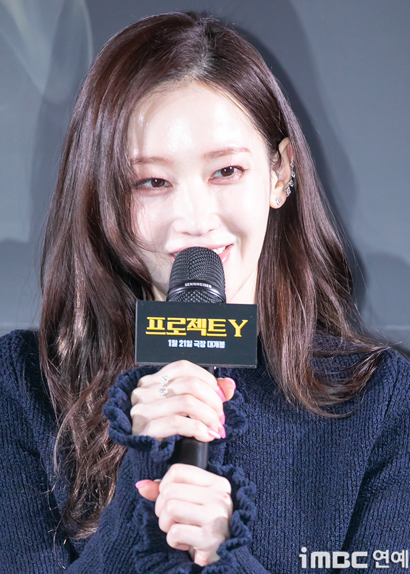 노란 수영복에 섹시한 몸매 어필하는 존예 처자