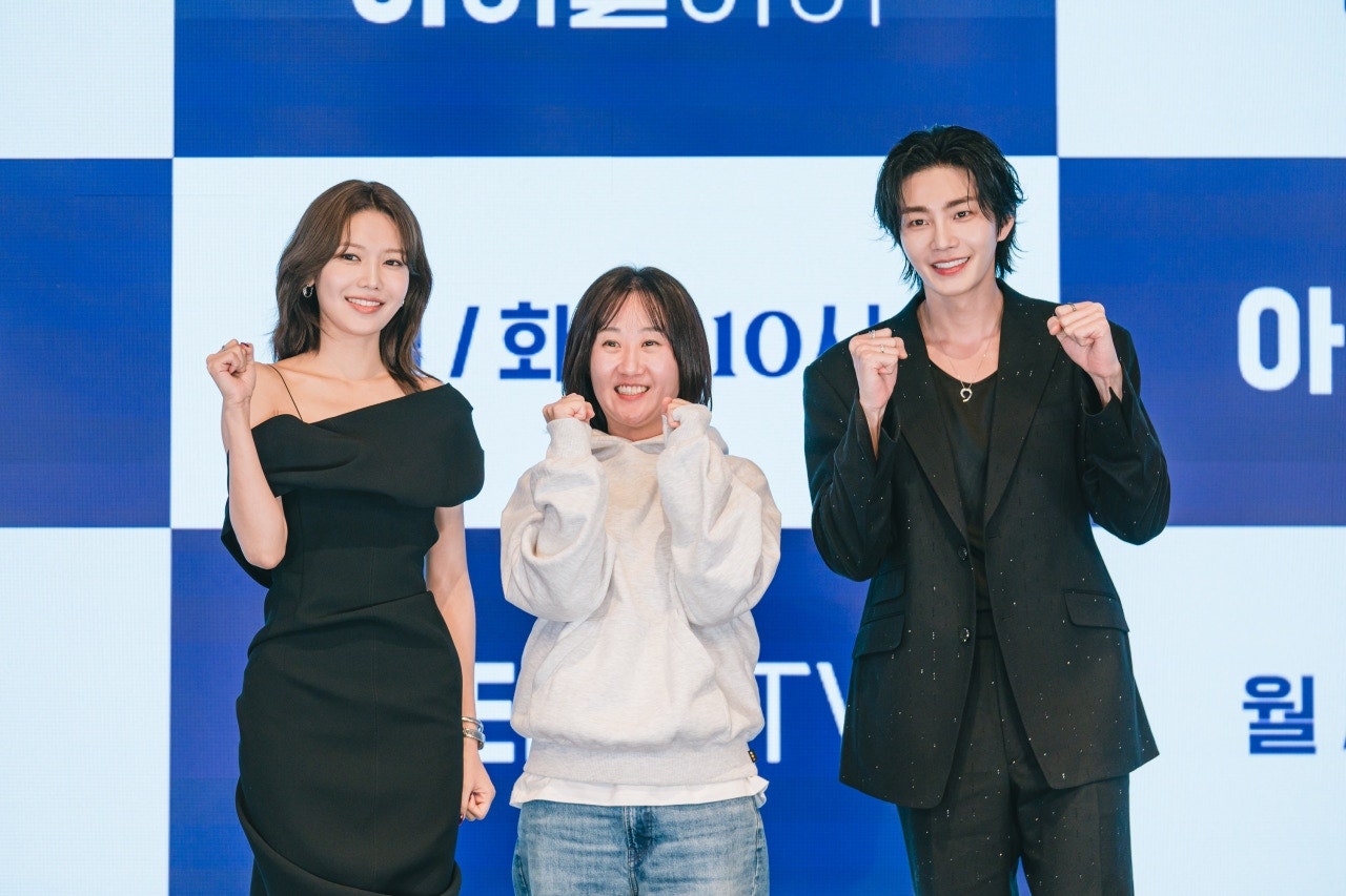 노란 수영복에 섹시한 몸매 어필하는 존예 처자