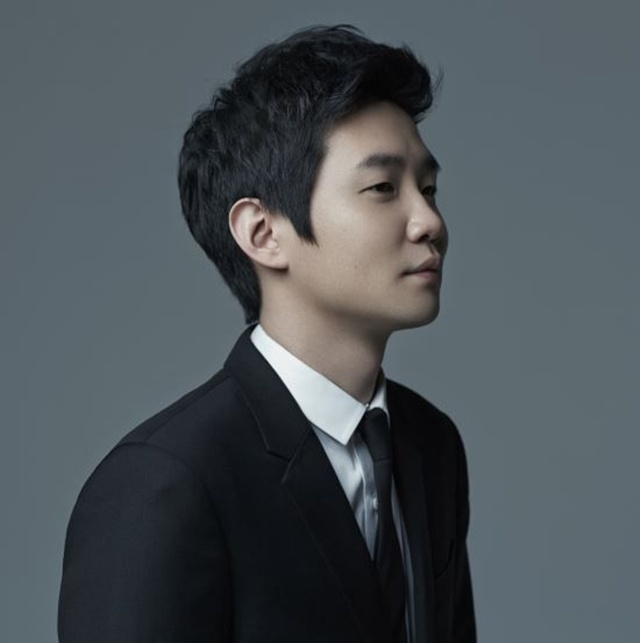 노란 수영복에 섹시한 몸매 어필하는 존예 처자