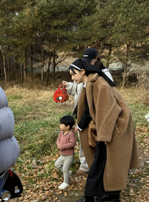 노란 수영복에 섹시한 몸매 어필하는 존예 처자