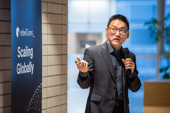 노란 수영복에 섹시한 몸매 어필하는 존예 처자