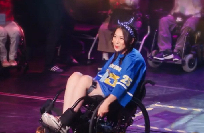 노란 수영복에 섹시한 몸매 어필하는 존예 처자