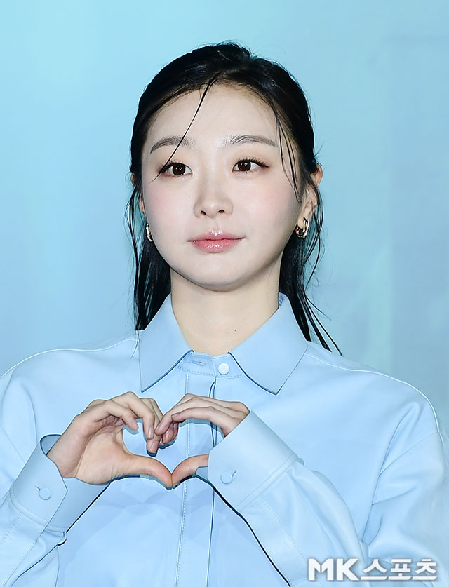 노란 수영복에 섹시한 몸매 어필하는 존예 처자