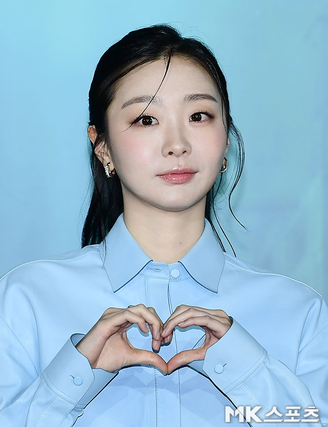 노란 수영복에 섹시한 몸매 어필하는 존예 처자