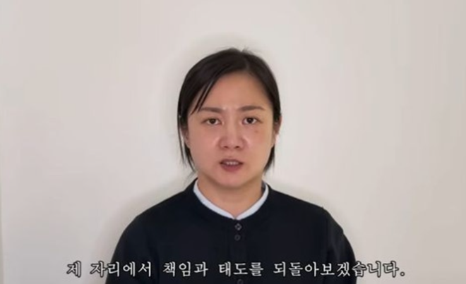 노란 수영복에 섹시한 몸매 어필하는 존예 처자