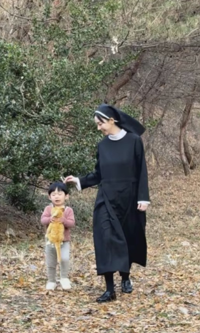 노란 수영복에 섹시한 몸매 어필하는 존예 처자