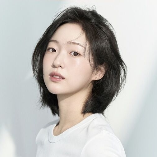 노란 수영복에 섹시한 몸매 어필하는 존예 처자