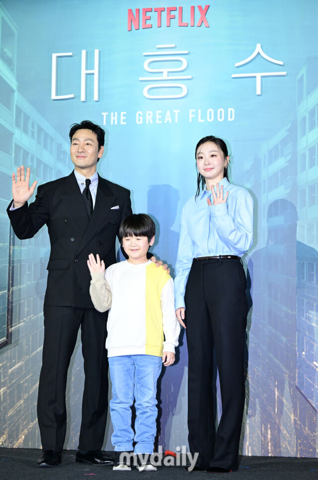 노란 수영복에 섹시한 몸매 어필하는 존예 처자