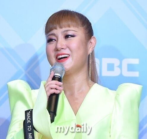 노란 수영복에 섹시한 몸매 어필하는 존예 처자