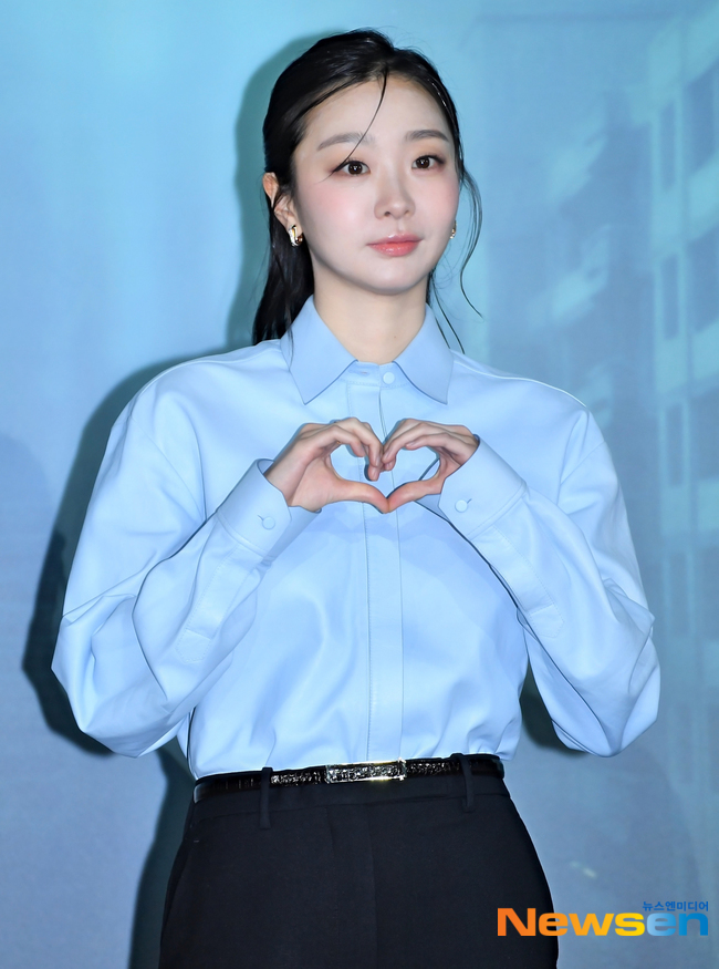 노란 수영복에 섹시한 몸매 어필하는 존예 처자