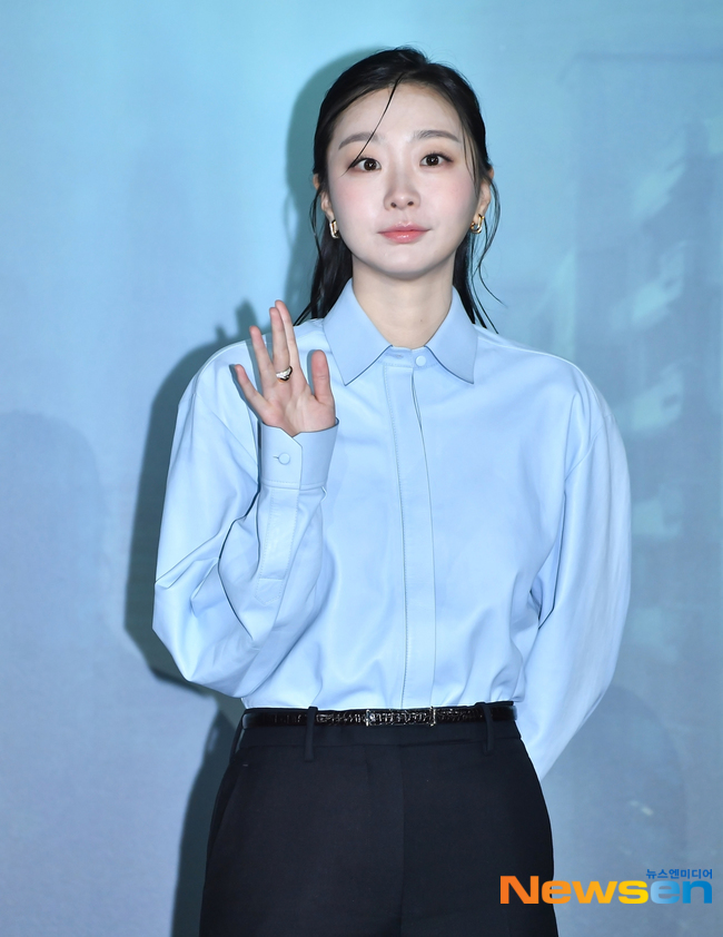 노란 수영복에 섹시한 몸매 어필하는 존예 처자