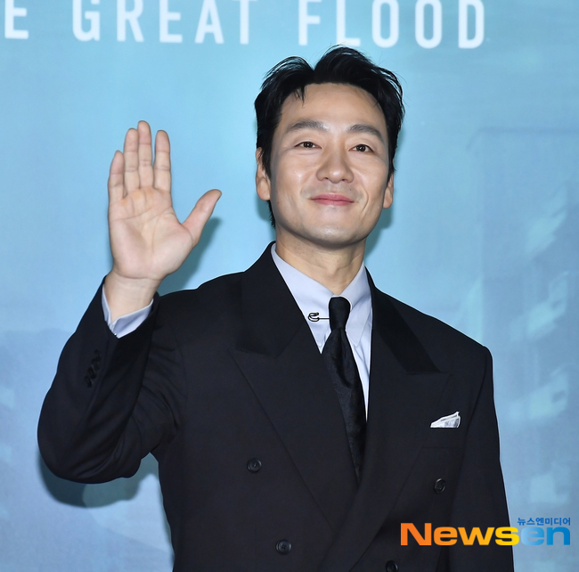 노란 수영복에 섹시한 몸매 어필하는 존예 처자