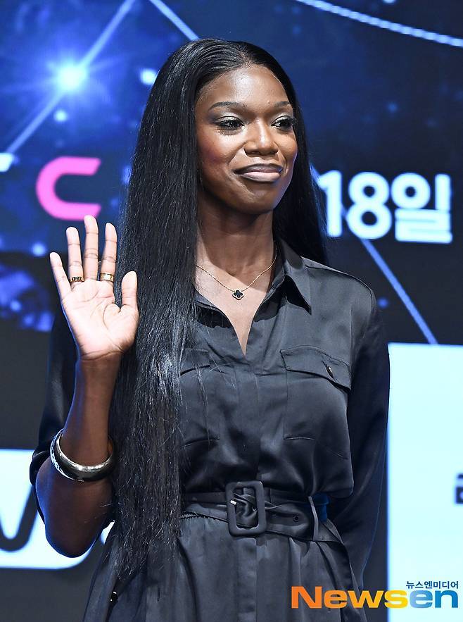 노란 수영복에 섹시한 몸매 어필하는 존예 처자